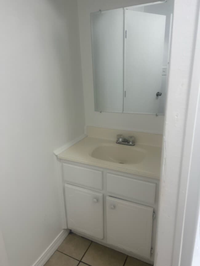 Building Photo - 408 S Foster Dr