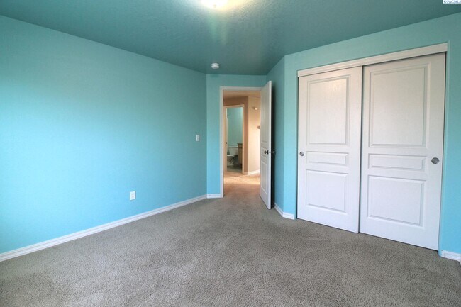 Building Photo - 3 bed, 2 bath + Office Rambler in West Ken...