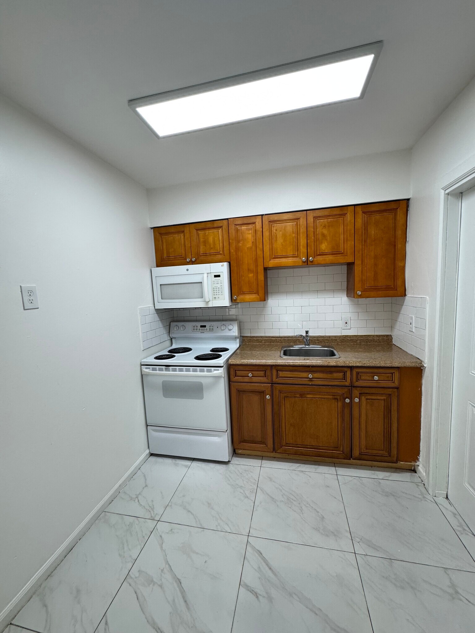 Building Photo - 802 S L St