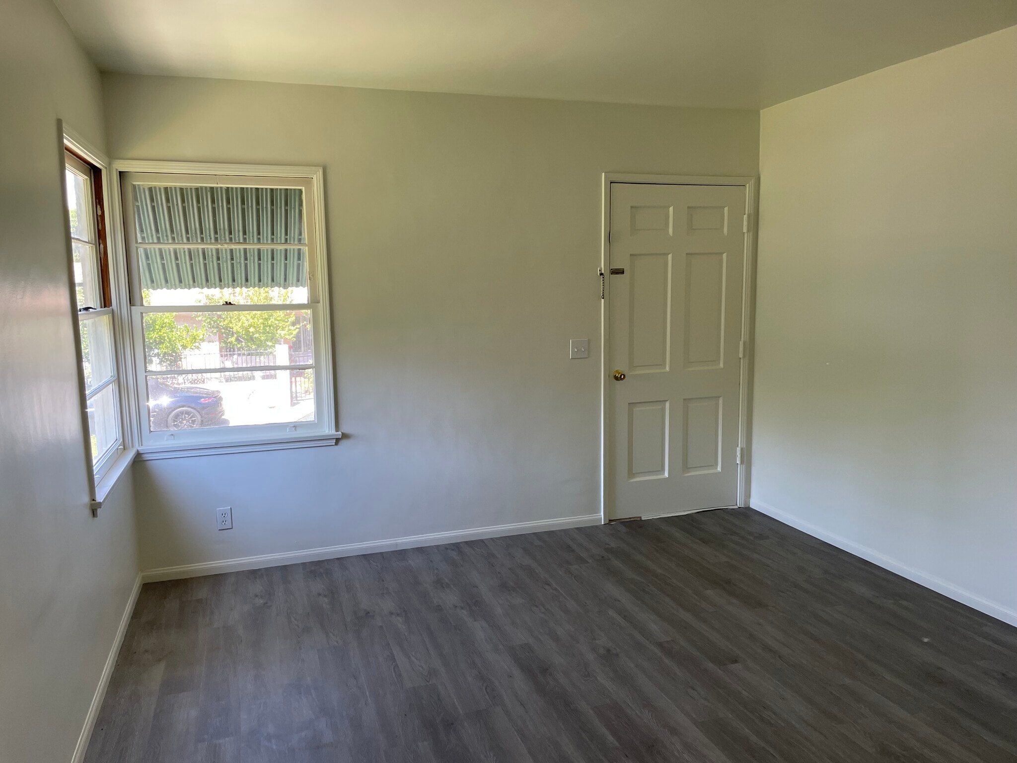 living room - 10016 Pinewood Ave