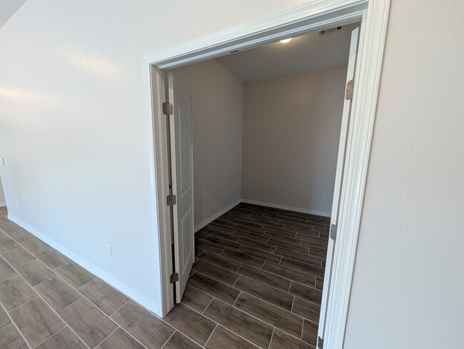 Building Photo - 517 La Entrada Cir