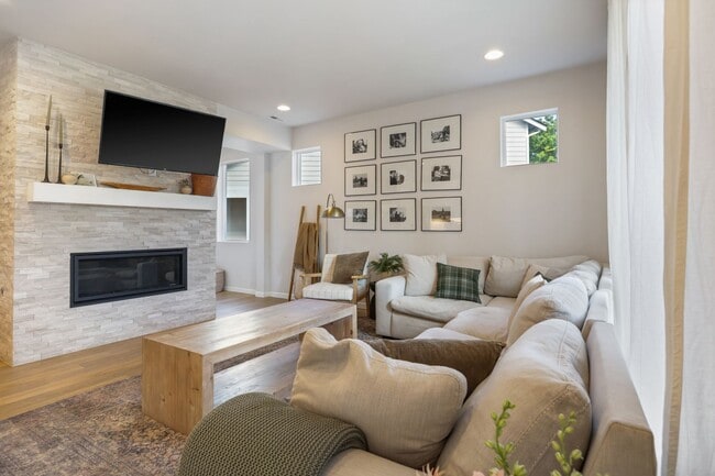 Building Photo - Spacious & Stylish 4-Bedroom A/C Townhome!