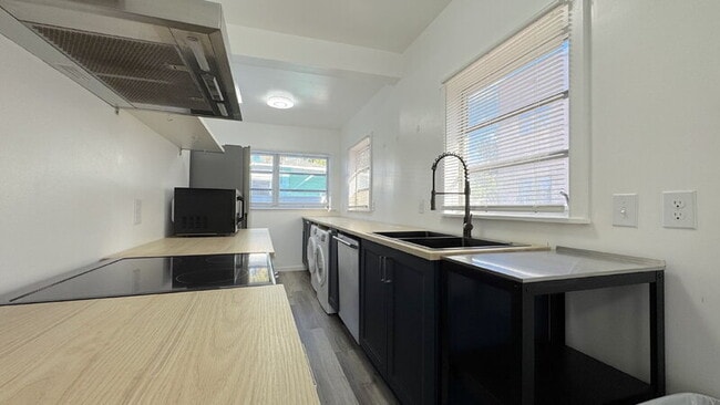 Building Photo - 428 N Oleander Ave