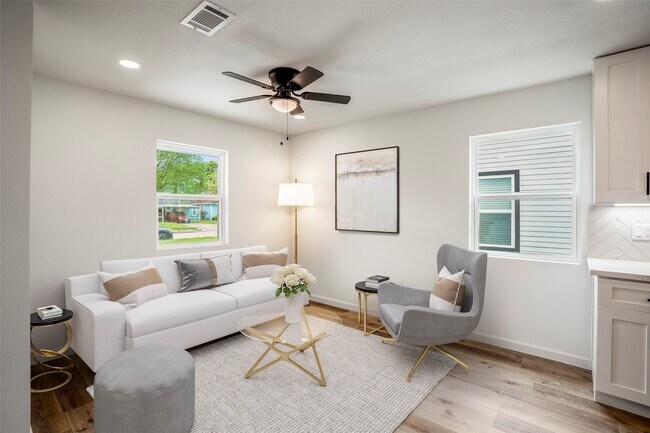 Building Photo - 3923 Alsace St