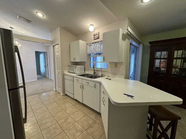 Building Photo - You'll love this charming 3/2/2 home in th...