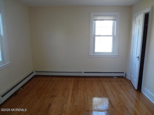 Building Photo - 1080 Pine Ave