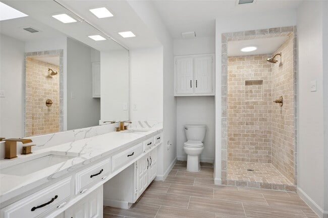 Building Photo - 5502 Coronado Dr