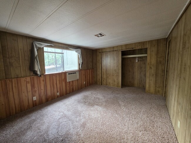 Building Photo - 2800 S White Mountain Rd