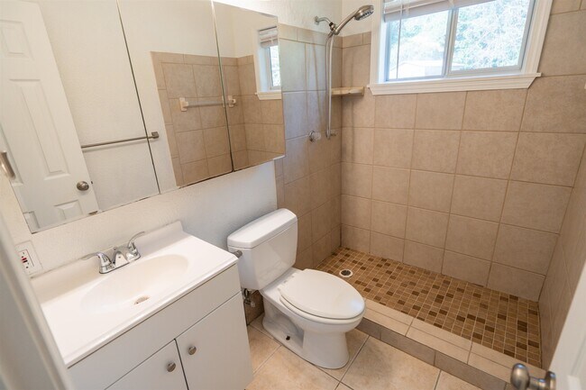 Building Photo - 406 Essex Dr