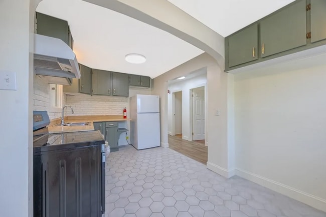 Building Photo - 318 Newton St