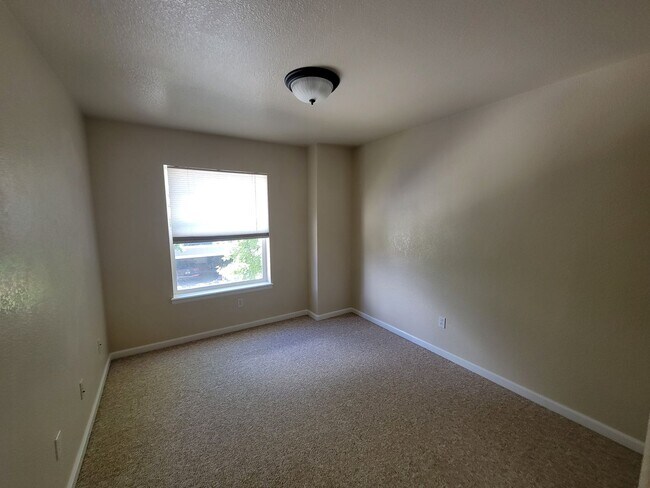 Building Photo - West Longmont 2 story single family home f...