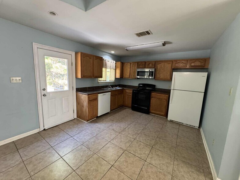 Building Photo - 6206 W Desoto St