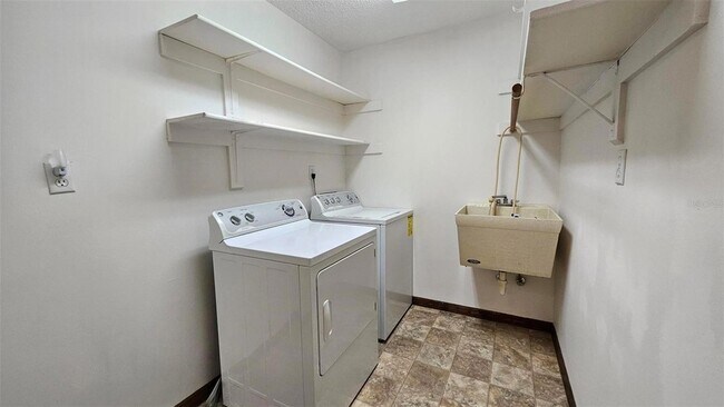 Building Photo - 35025 Raintree Dr
