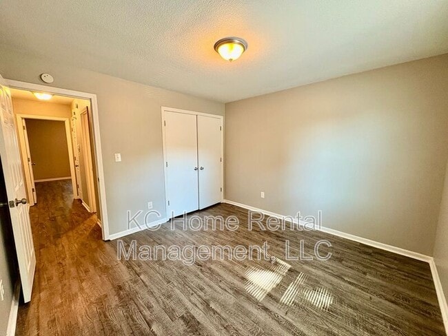 Building Photo - 513 N Troost St