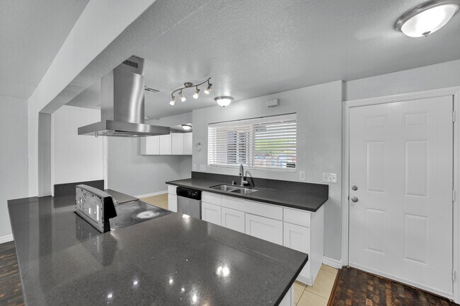 Building Photo - 2221 Santa Clara Dr