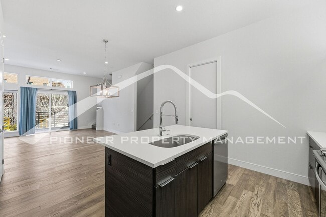 Building Photo - Townhome in the Highlands!