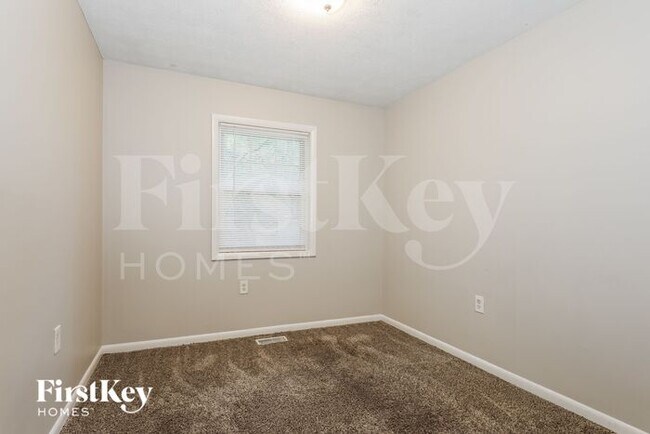 Building Photo - 252 N Lake Dr