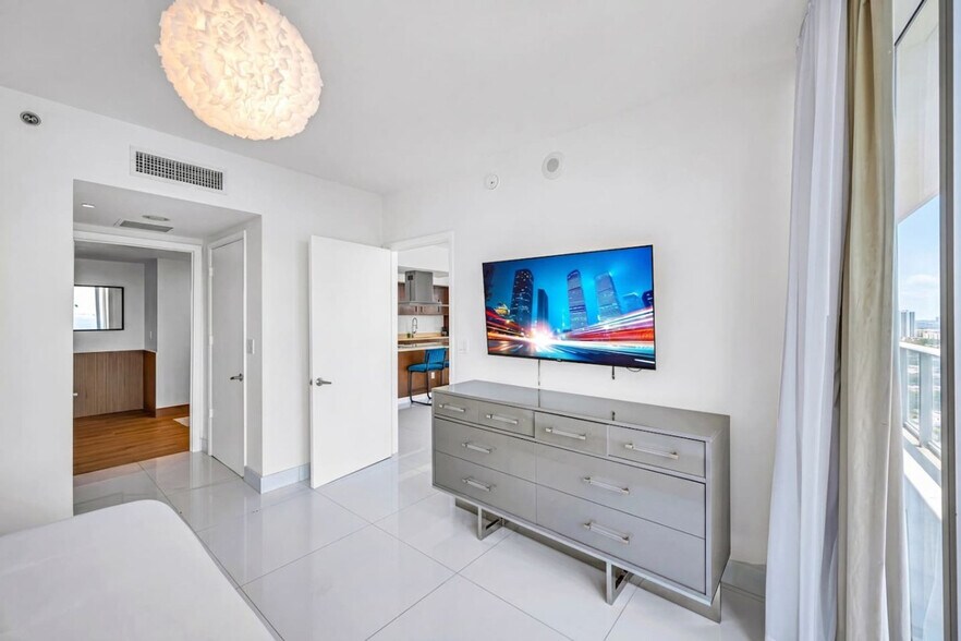 Building Photo - 485 Brickell Ave