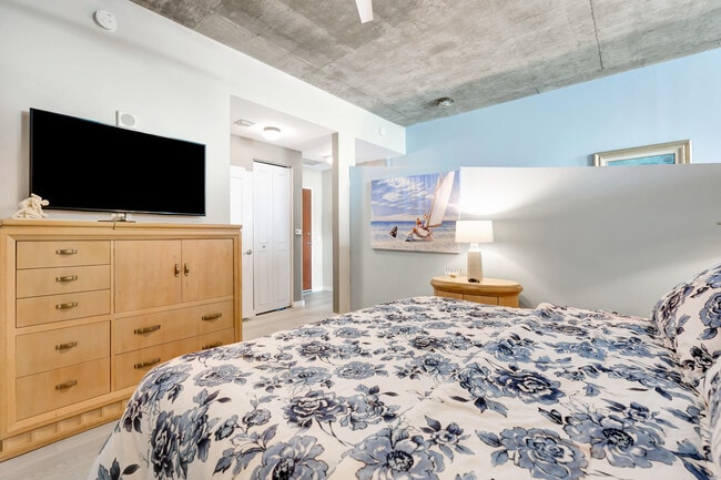 Building Photo - 300 S Australian Ave