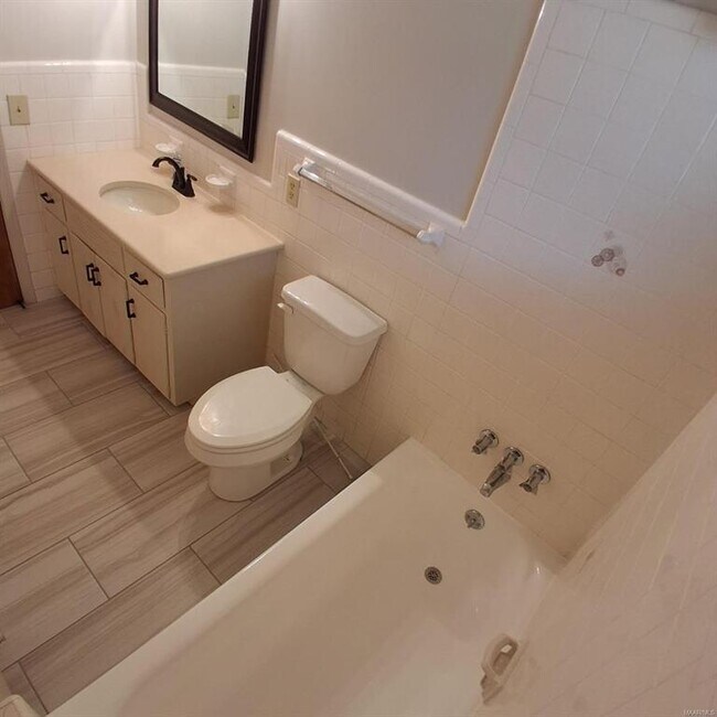 Building Photo - 3733 Royal Crest Dr