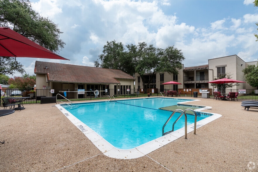 Resort-style pool next to clubhouse at Madeira Apartments – central recreation hub. - Madeira Apartments