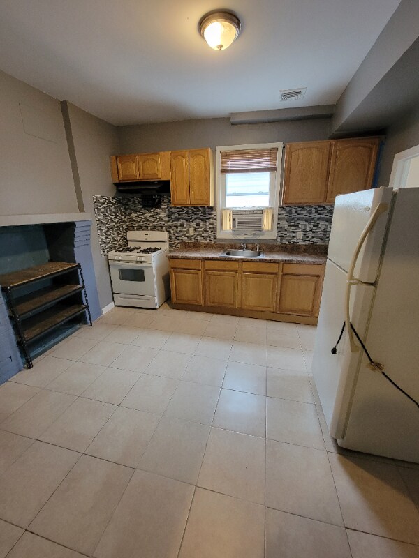 Building Photo - 281 Littleton Ave