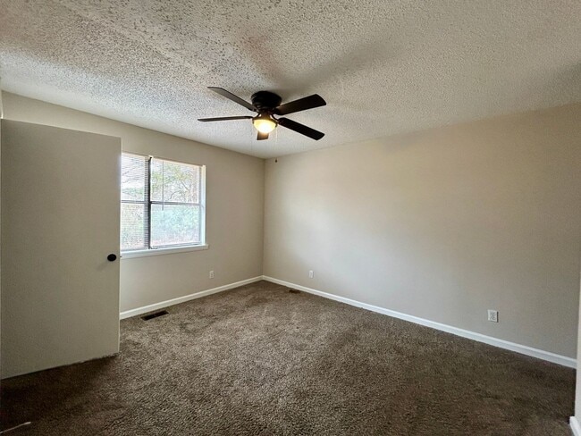 Building Photo - 1 Robin Ct