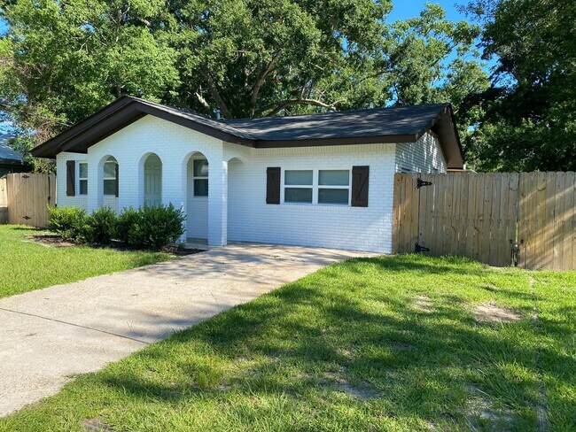 Building Photo - OCEAN SPRINGS GOLF CART DISTRICT - 3 BED 1 BATH HOUSE