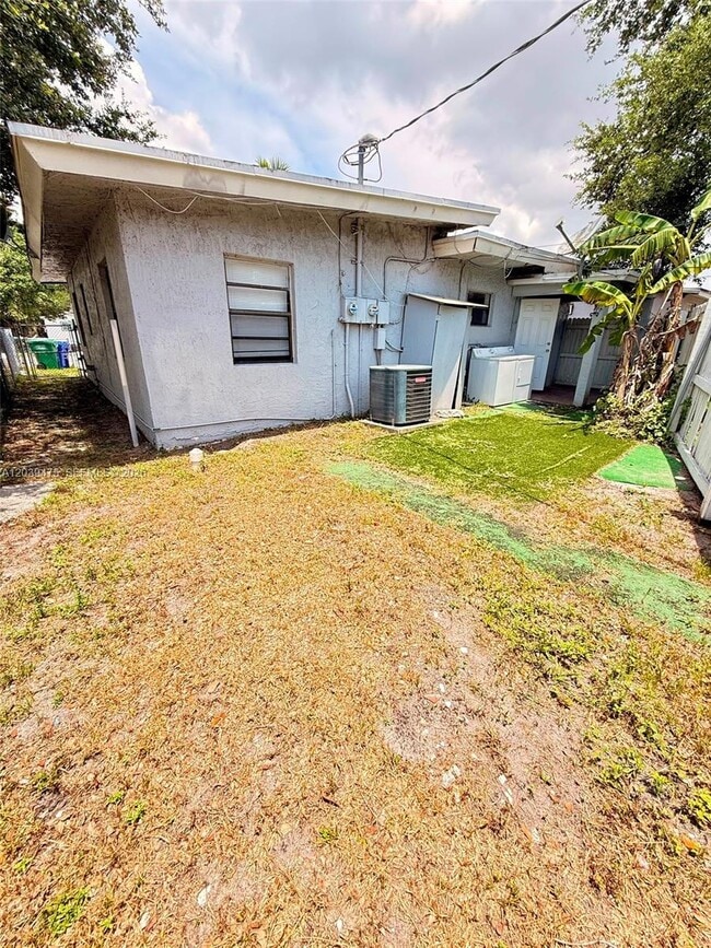 Building Photo - 204 NW 28th Ave