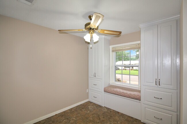 Building Photo - 246 St Paul St