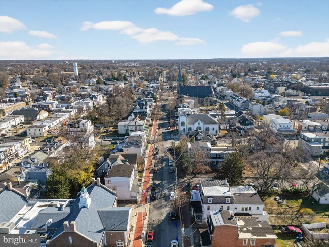 Building Photo - 325 Monmouth St