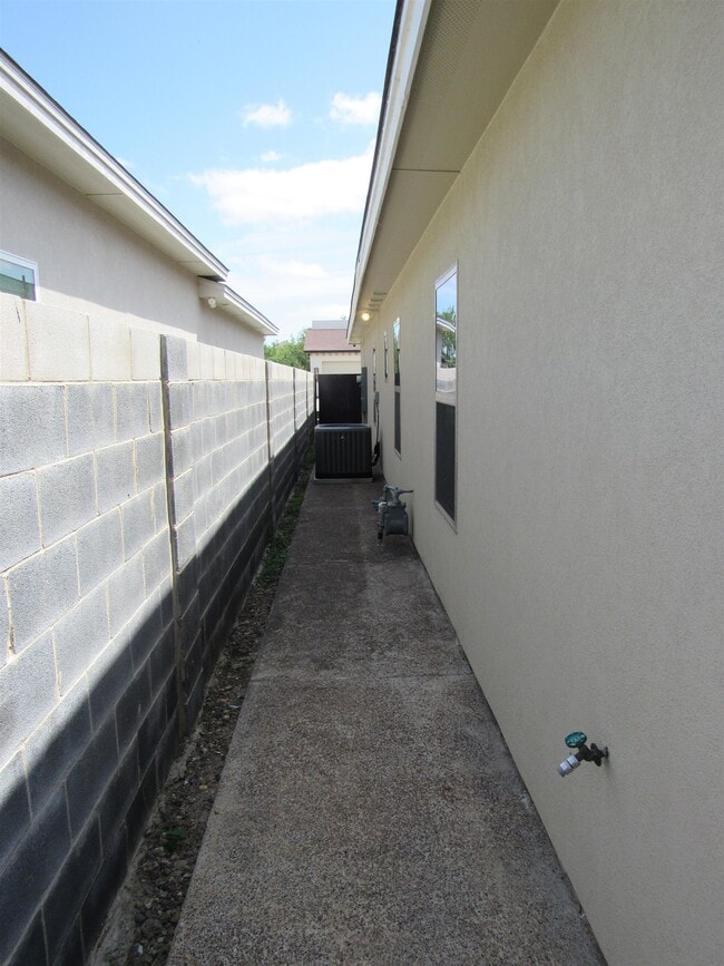Building Photo - 2419 Messi St