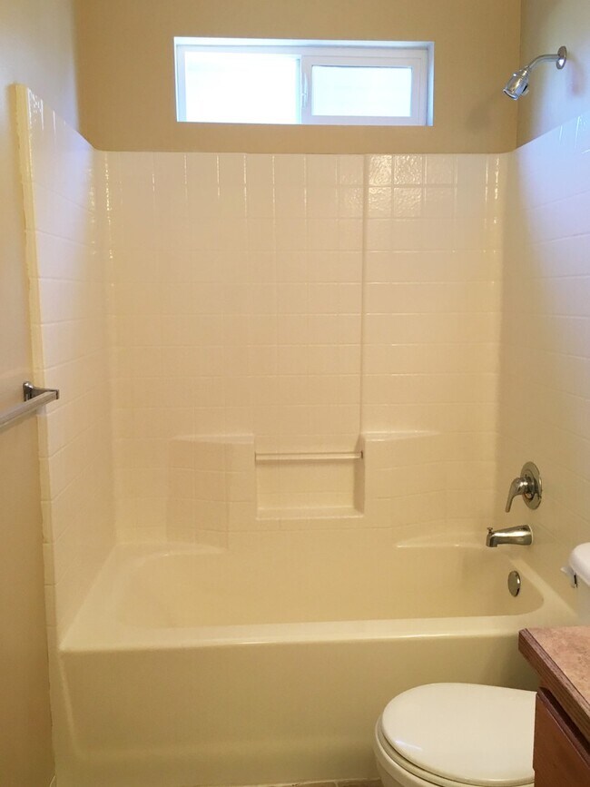 Building Photo - Adorable 3 bd 2 ba home in Vallievue Heigh...