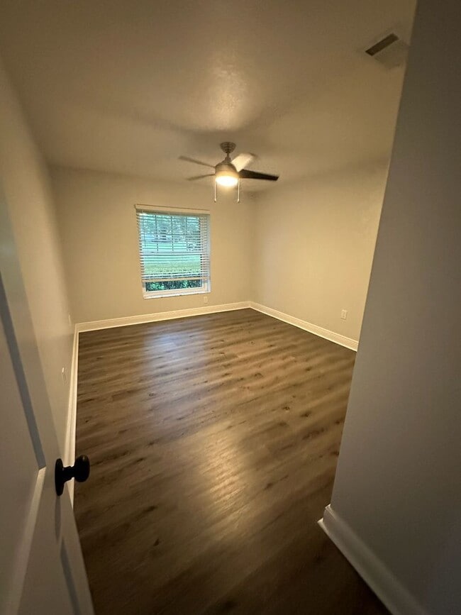 Building Photo - Spacious 4 Bedroom 3 Bath in Southoak