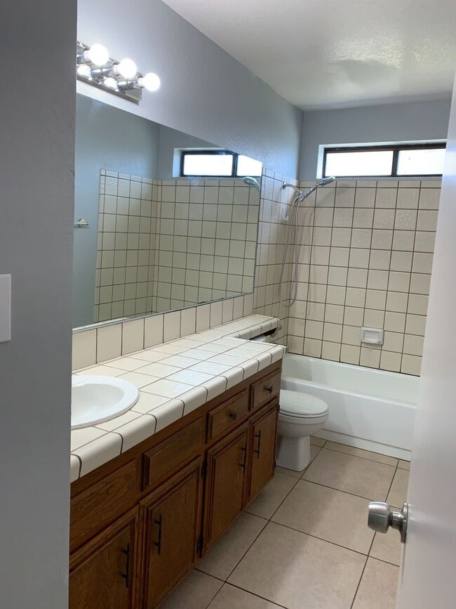 Building Photo - 4525 Trumbull Dr