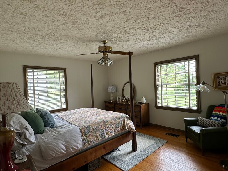 Building Photo - 3616 Riverview Dr