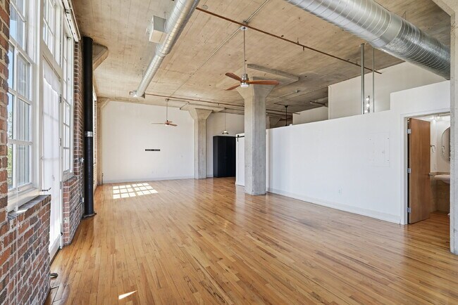 Building Photo - $3,644.95, 2 Beds - 1 Bath, Condo in Denver with Washer and Dryer!