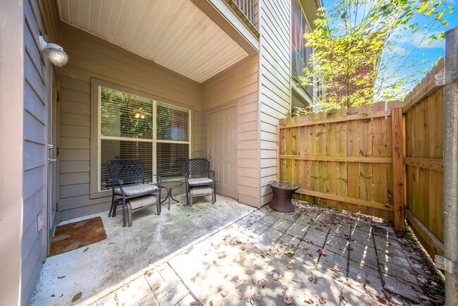 Building Photo - 2 Bedroom Condo in a Gated Community Near LSU