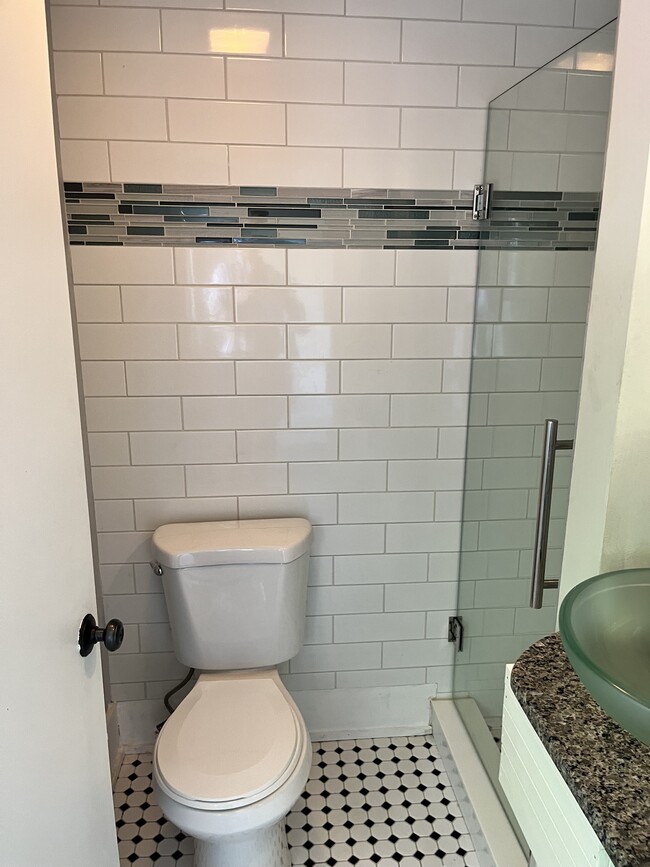 1st floor bath - 1325 N 4th St