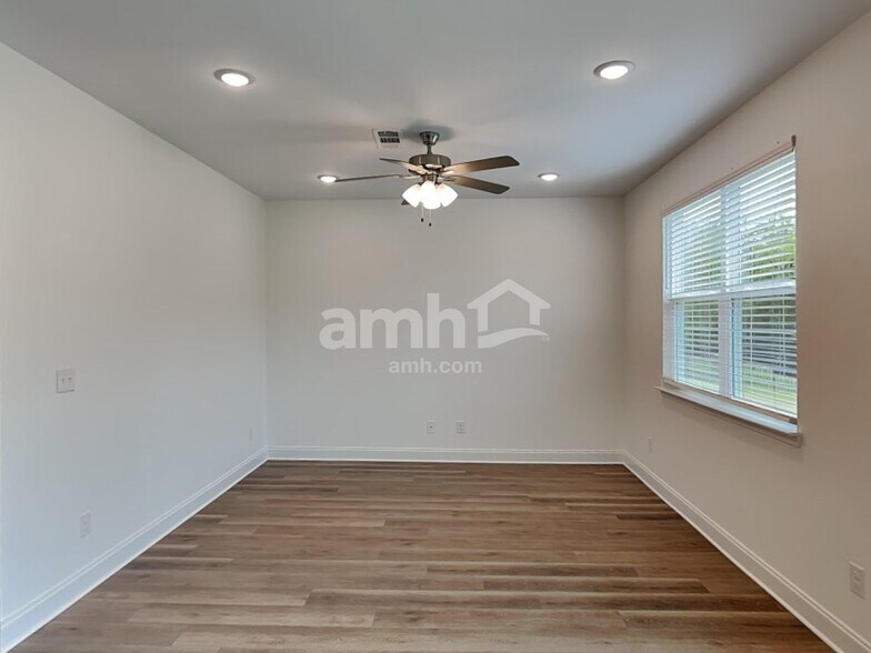 Building Photo - 304 Sharpe Ct