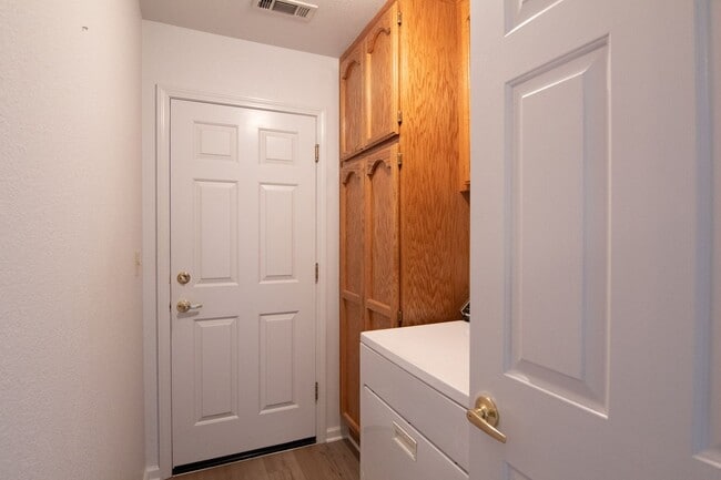 Building Photo - Beautiful Home in Country Heights!