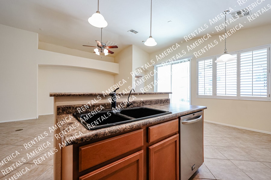 Building Photo - 4325 W Powell Dr