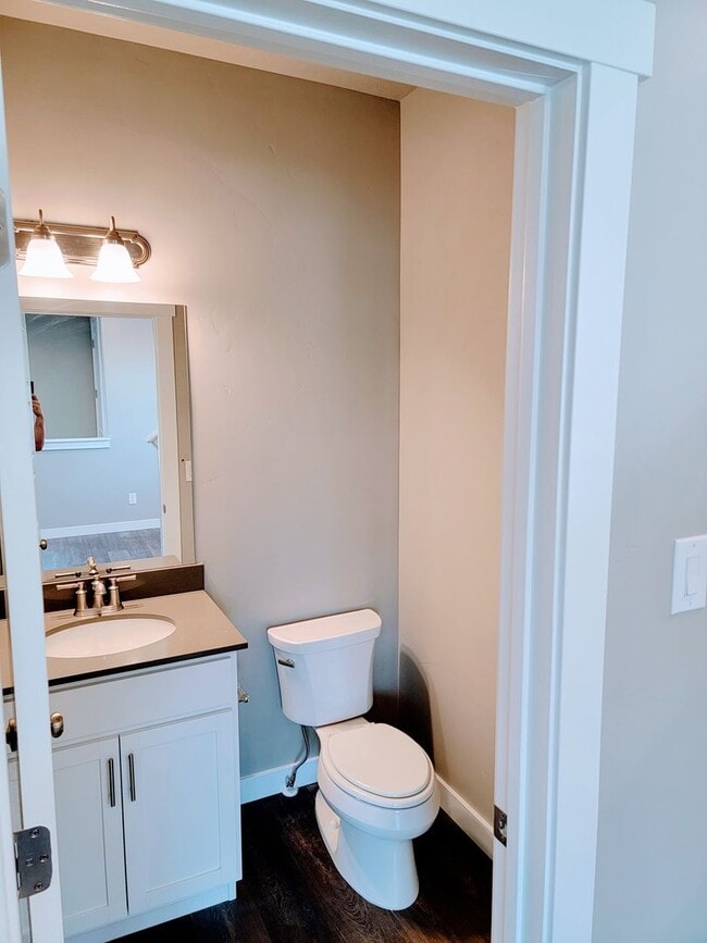 Building Photo - Gorgeous Townhome!!!
