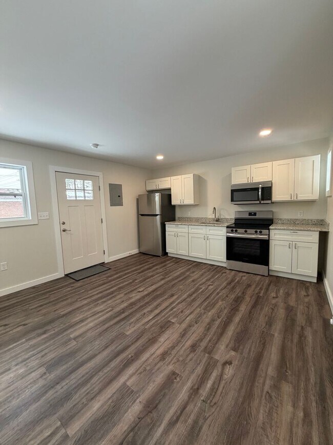 Building Photo - Beautifully remodeled and completed 1 bedroom apartment. FREE MONTH OF RENT!*