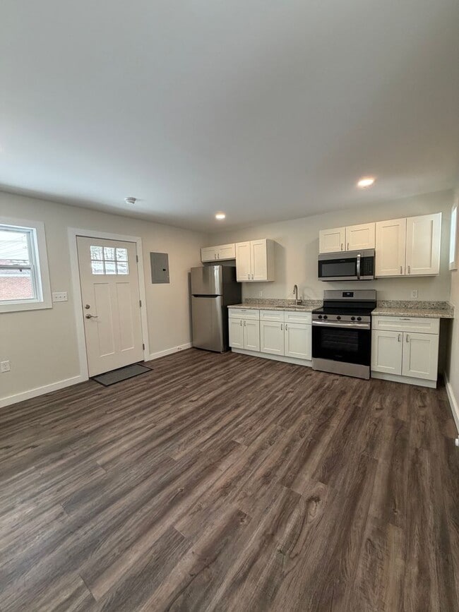 Building Photo - Beautifully remodeled and completed 1 bedroom apartment.