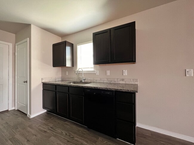 Building Photo - Pre leasing now for 4/1/2026