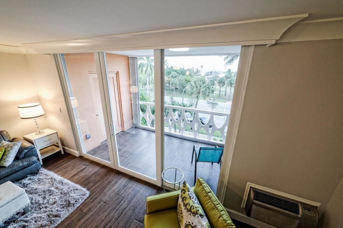 Expansive balcony with large storage room - 15 S Golfview Rd