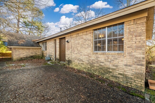 Building Photo - Meadowbrook Lane