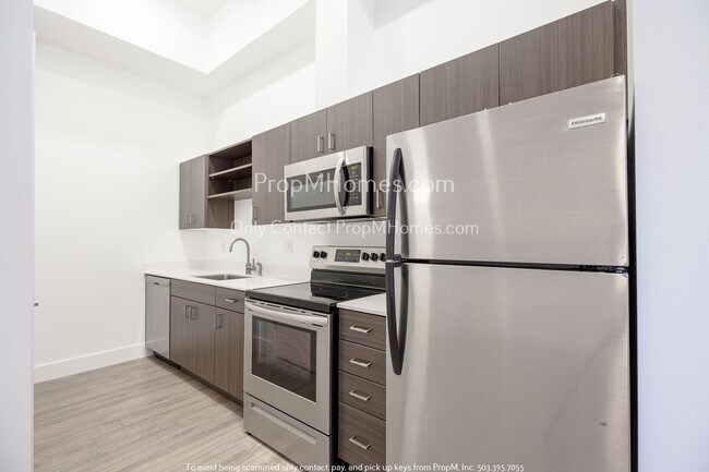 Building Photo - Updated Studio in the Heart of SE Portland!