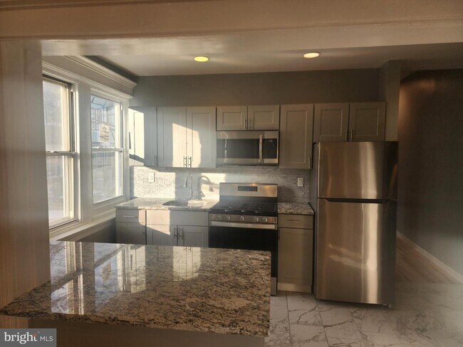 Primary Photo - 2807 W Allegheny Ave